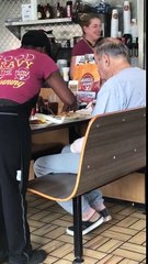 Gentille cette serveuse aide un client à manger en lui coupant son plat !