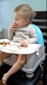 Ce bébé s'endort en mangeant une tartine au nutella !