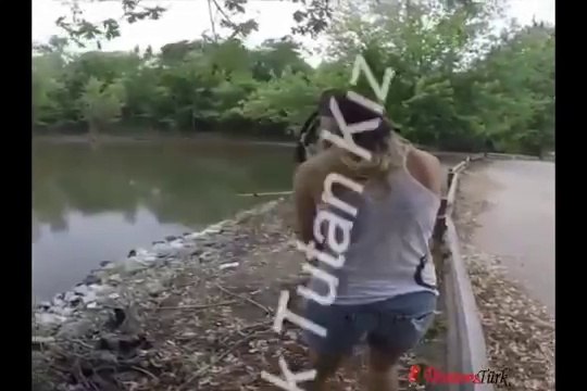 Okla Balık Avı - Yay ve Okla Balık Avlayan Kız