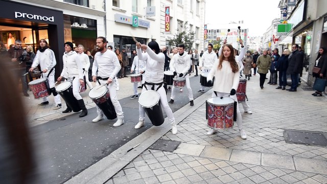 Bunda Blanca joue des percussions dans le centre-ville d'Angoulême