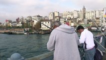 صيادو اسطنبول يرابطون على ضفاف البوسفور رغم شح الأسماك