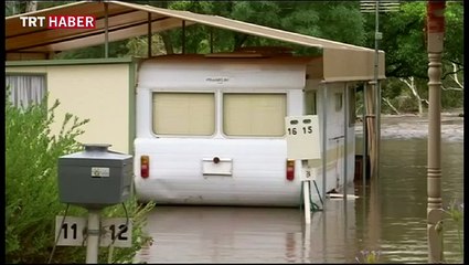 Avustralya ve Sri Lanka sele teslim