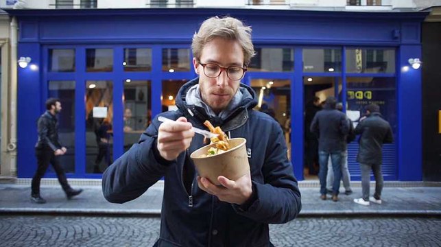 On a envoyé notre reporter québécois au premier resto parisien consacré à la poutine