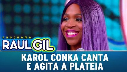 Karol Conka canta e agita a plateia