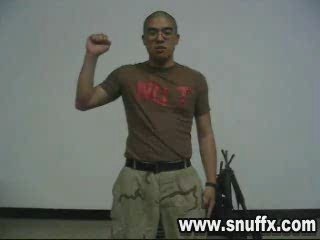 il se tape sur les boules