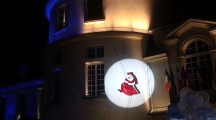 Le Père-Noël chute lors d’une descente en rappel.