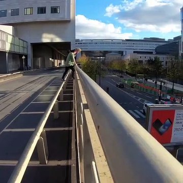 Il met sa vie en danger pour réaliser un énorme saut !