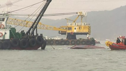 [현장영상] 이시각 사고 낚싯배 인양 작업 현장 / YTN