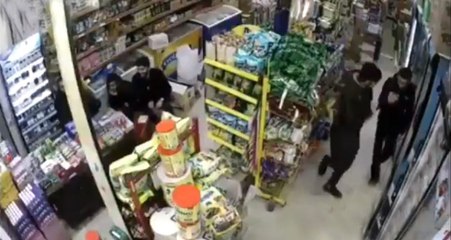 Müşterilerin Hareketlerinden Şüphelendi, Güvenlik Kameralara Bakınca Şaşkınlık Geçirdi