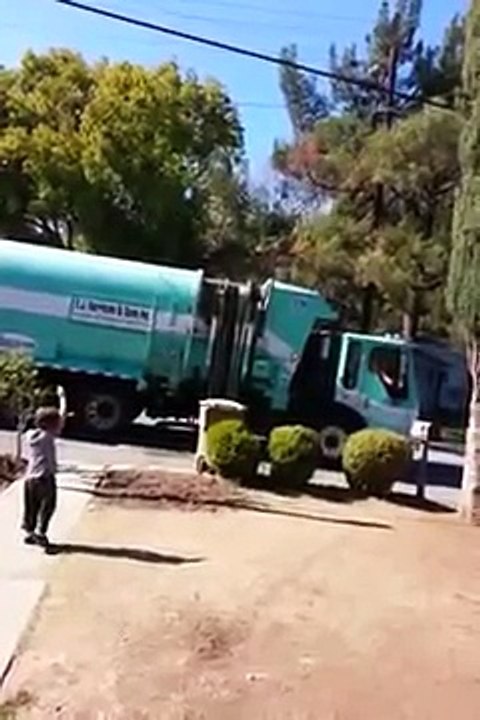 Dječak s Autizmom Svakodnevno Čeka Smetlara. Ono Što Je Smetlar Uradio Će Vam Vratiti Vjeru u Čovječanstvo.