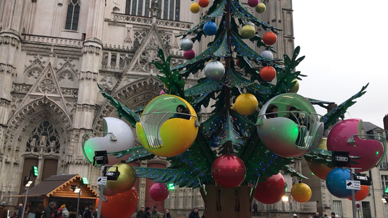Le manège-sapin géant fait un tabac à Nantes