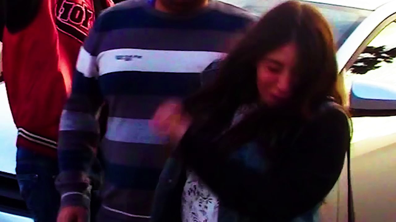 Ce mauvais déménageur lâche ses cartons sur les gens... PRANK