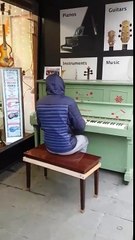 Ce pianiste anonyme est tellement bon !! Manchester - 2017