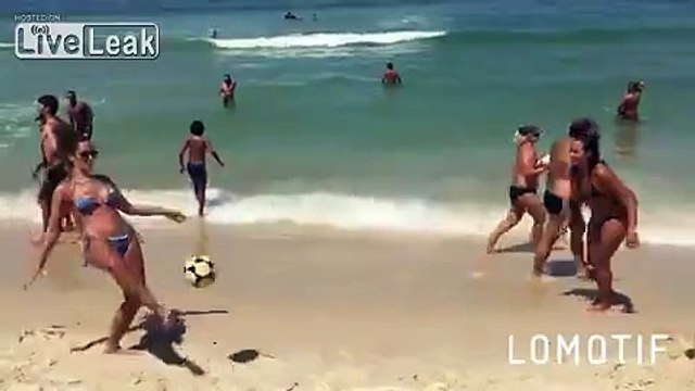 Ces femmes jouent au foot sur la plage comme messi et ronaldo !