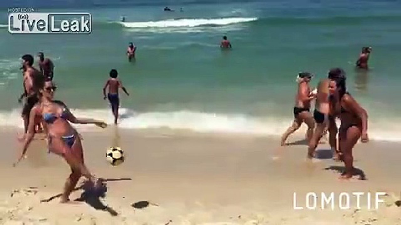 Ces femmes jouent au foot sur la plage comme messi et ronaldo !
