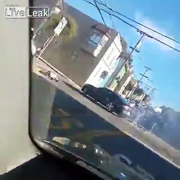 Ejecté par la portière de la voiture en plein burnout Fast & Furious !