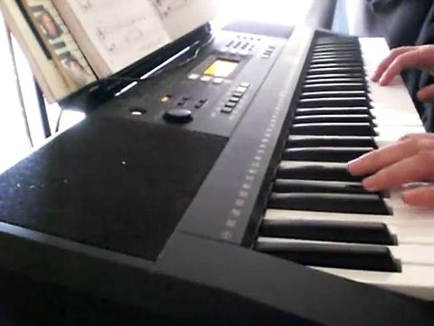 Emmenez-moi de Charles Aznavour jouée au synthé