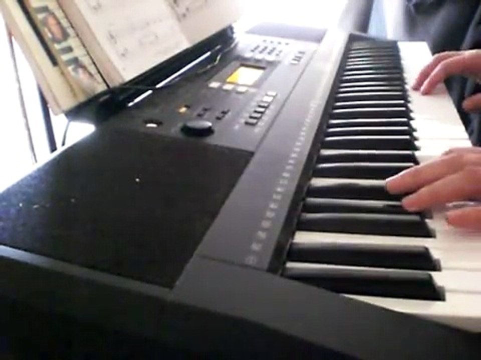 Emmenez-moi de Charles Aznavour jouée au synthé