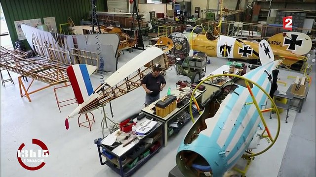 13h15 . Dans un atelier de restauration des avions de chasse pilotés par les as du ciel de la guerre 14-18