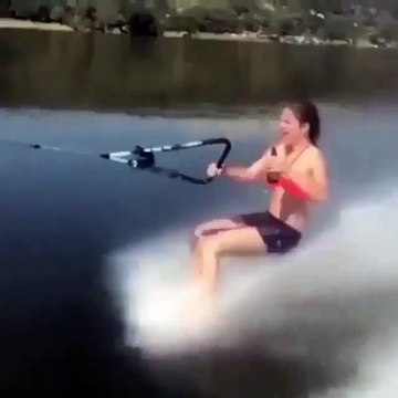 Elle gère plutôt bien le ski-nautique... enfin presque !
