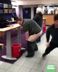 La blague de batard qu'il lui fait...