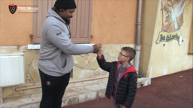 Calendrier de l'avent J3 : Mathieu Bastareaud surprend Bastien à la sortie de l'école