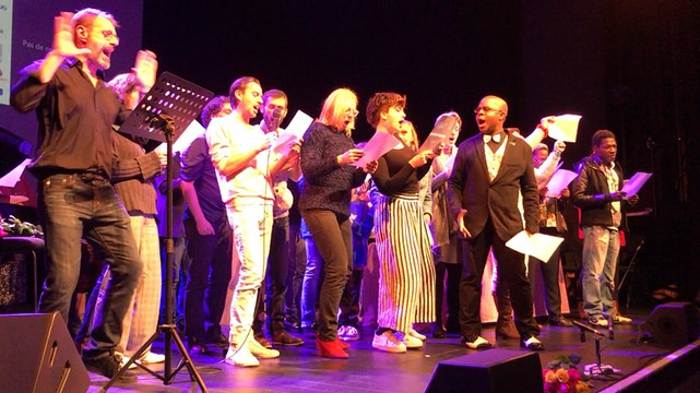 Final chanté des 10 ans de Toit à moi avec les bénéficiaires de l'asso et le parrain, Lambert Wilson
