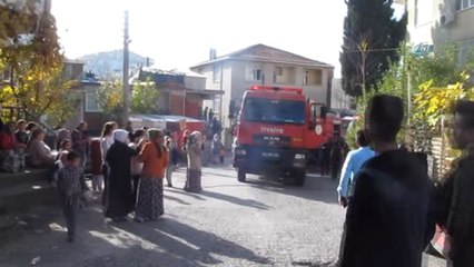 Yanan Binada Mahsur Kalan Vatandaşları İtfaiye Kurtardı