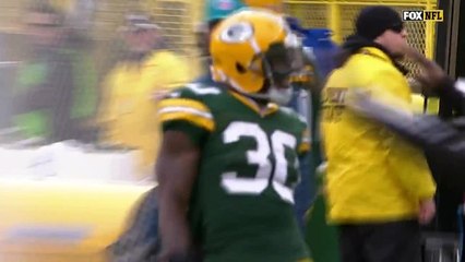 Jamaal Williams unleashes wicked stiff arm on 25-yard run
