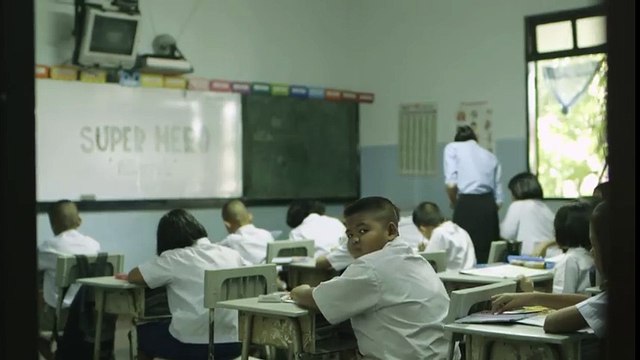 Učiteljica je da učenicima zadatak da nacrtaju superheroja. Crtež jednog dječaka ju je ostavio bez teksta