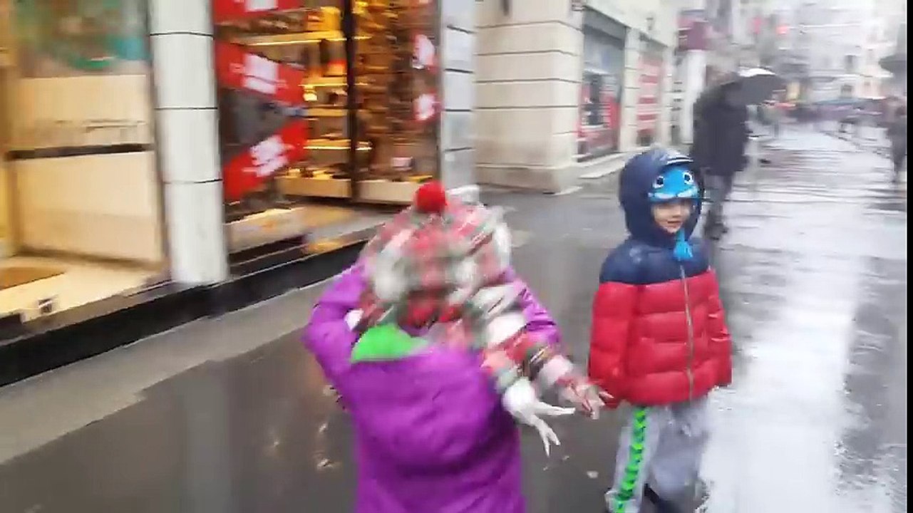 Mira ilk Defa Taksim 'i Geziyor | Eğlenceli Çocuk Videosu | UmiKids