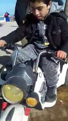 Ilies et l'expérience de chauffeur de moto sur l'esplanade de la plage d'El Jadida