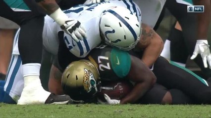 Fournette gets shaken up on play, limps off field