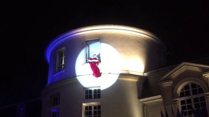 Quand le Père Noël descend du ciel un peu trop vite