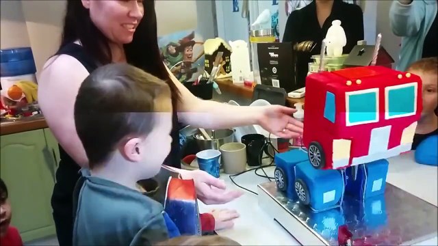 Cette maman fait un gateau d'anniversaire Optimus Prime génial qui peut se transformer...