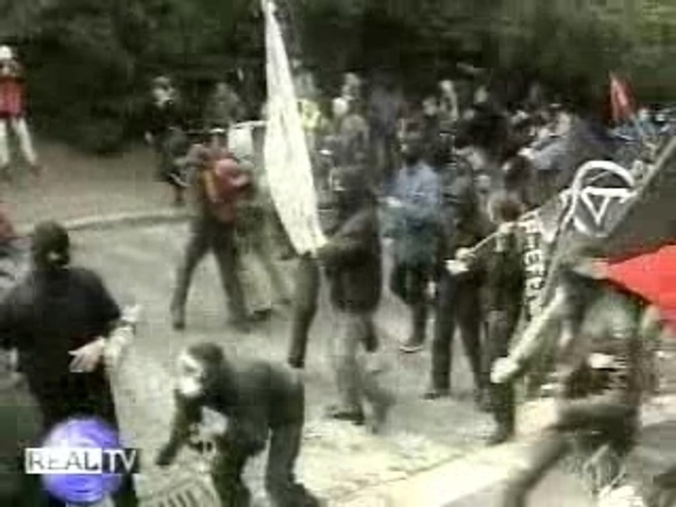 Praga - black block in azione contro dei naziskin