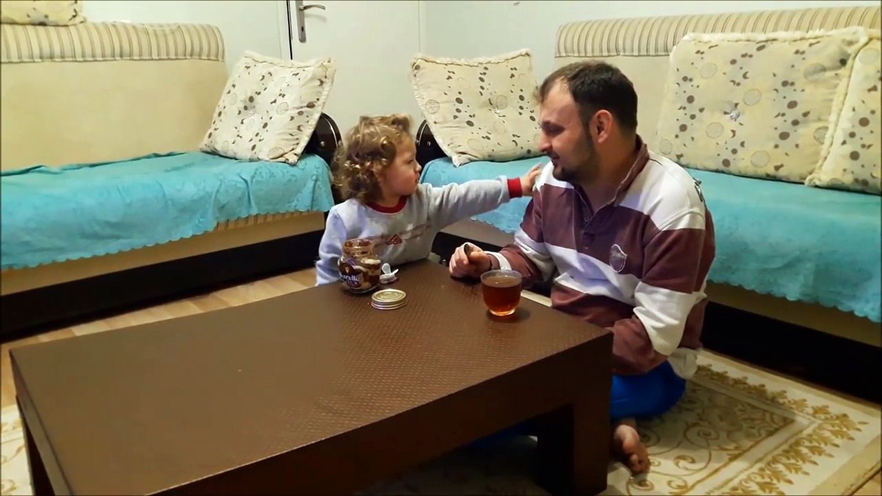 Babası Sarelle Yemiyor Diye Ağlayan Küçük Kız