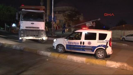 Alkollü Kamyon Sürücüsü Mobese Direğine Çarptı