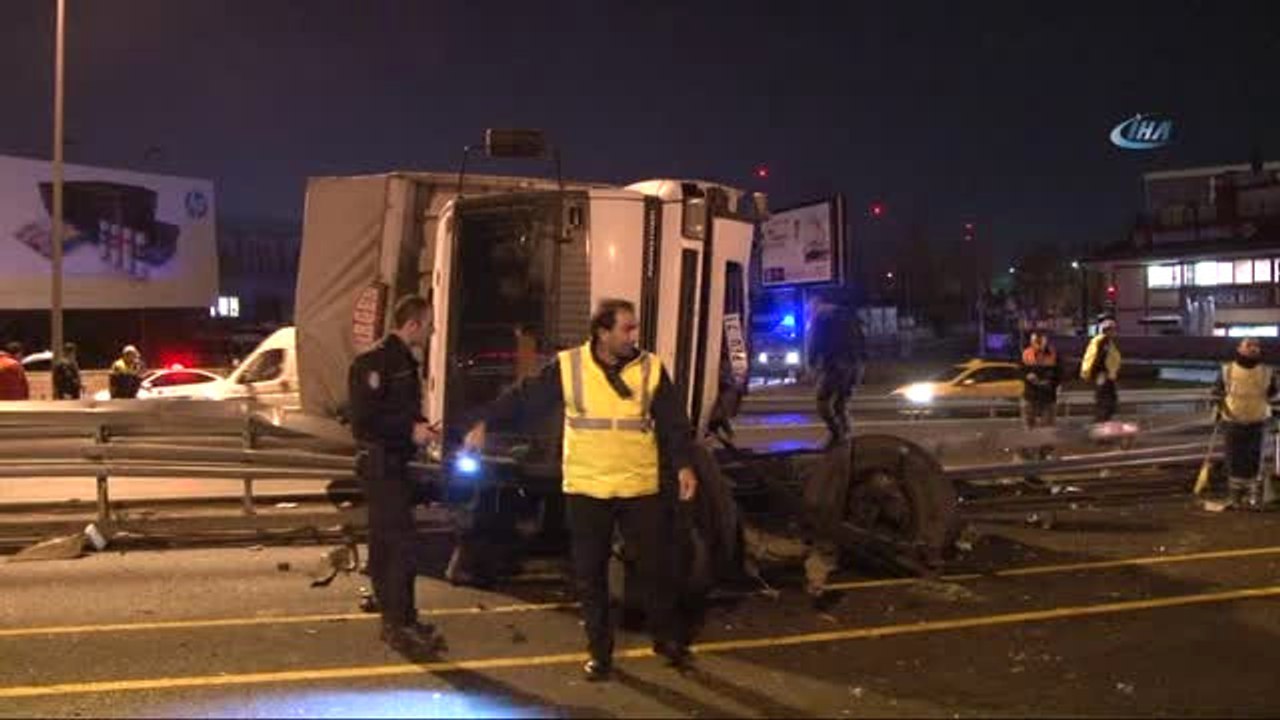 Devrilen Tır E-5 Otoyolunu Trafiğe Kapadı