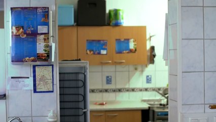 Karina bei der Arbeit - Kackfreche Dönerverkäuferin!-UpoOUY4-Rrs