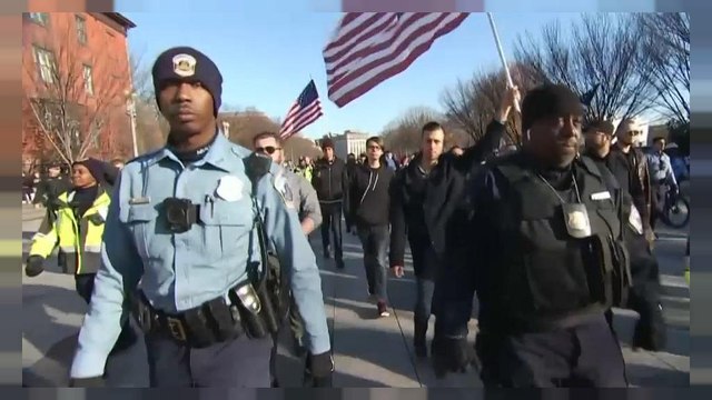 Sfida di slogan (ma niente botte) davanti alla Casa Bianca tra suprematisti e anti-razzisti