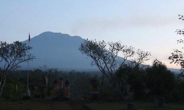 Hari Senin, Aktivitas Vulkanik Gunung Agung Masih tinggi