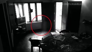 監視カメラに映った本物の 幽霊 映像 Part 13