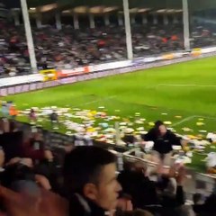Des supporters de Charleroi jettent des peluches à ostende