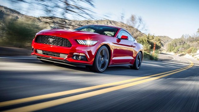 VÍDEO: ¡Flipa! Estos deportivos no pueden con el camión de Tesla