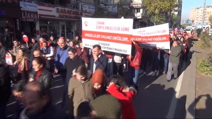 Engelliler Cadde Ortasında Halay Çekti