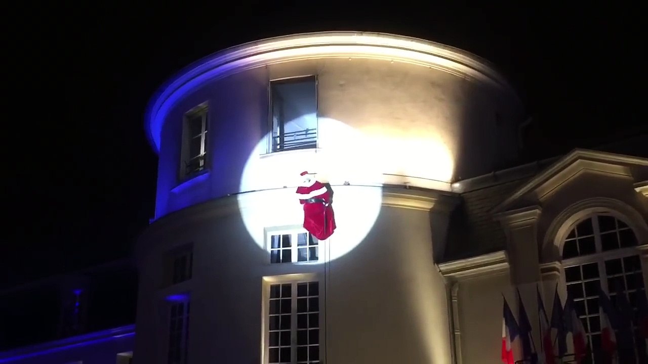 Le Père Noël fait une chute devant des spectateurs médusés