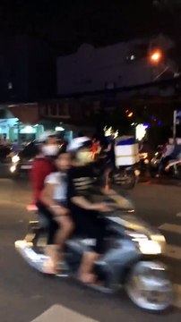 Clip thanh niên đi xe máy va chạm ô tô phải quỳ gối xin tha