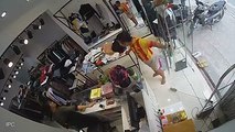 Nam thanh niên cầm liềm vào shop quần áo khiến nhân viên “chạy mất dép” 1