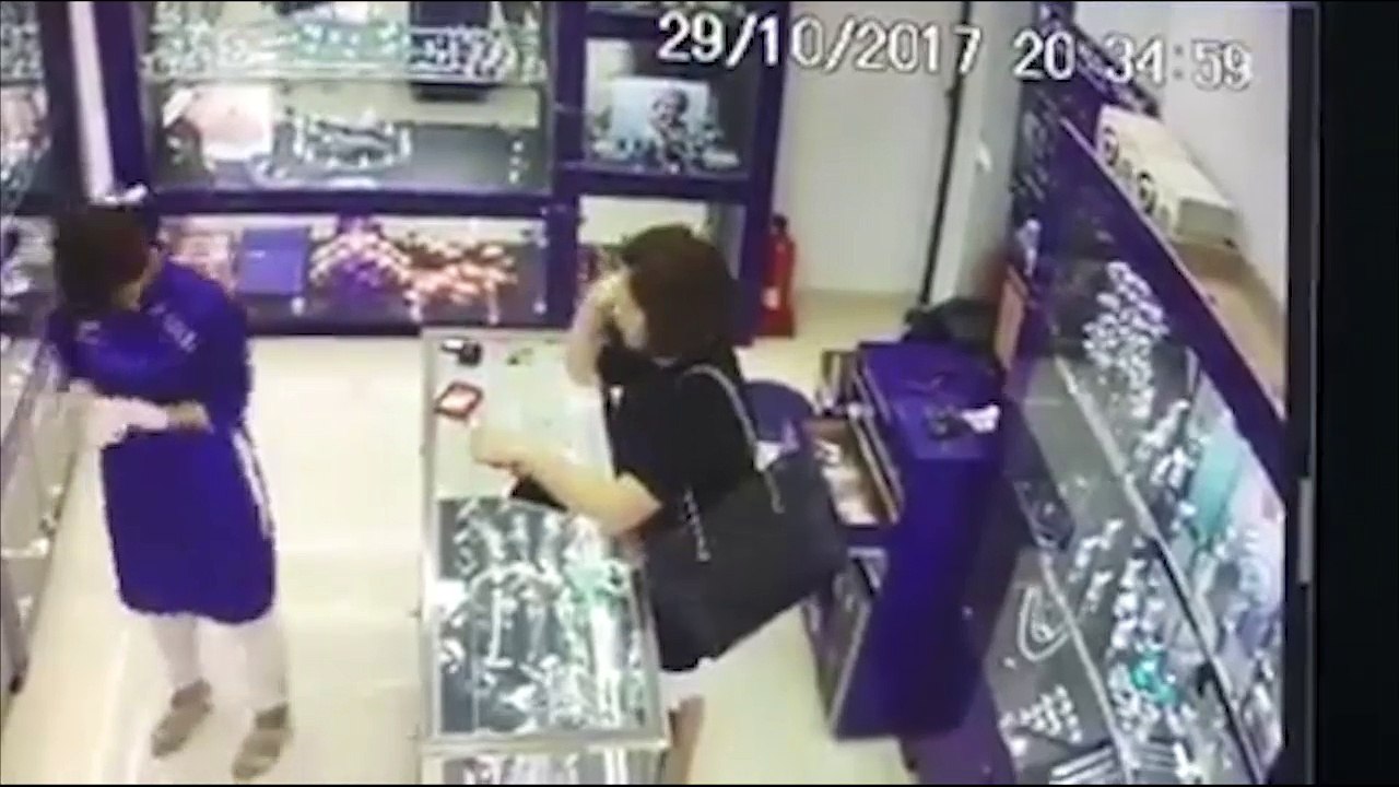 “Hot girl” ăn trộm chiếc điện thoại của nhân viên bán hàng